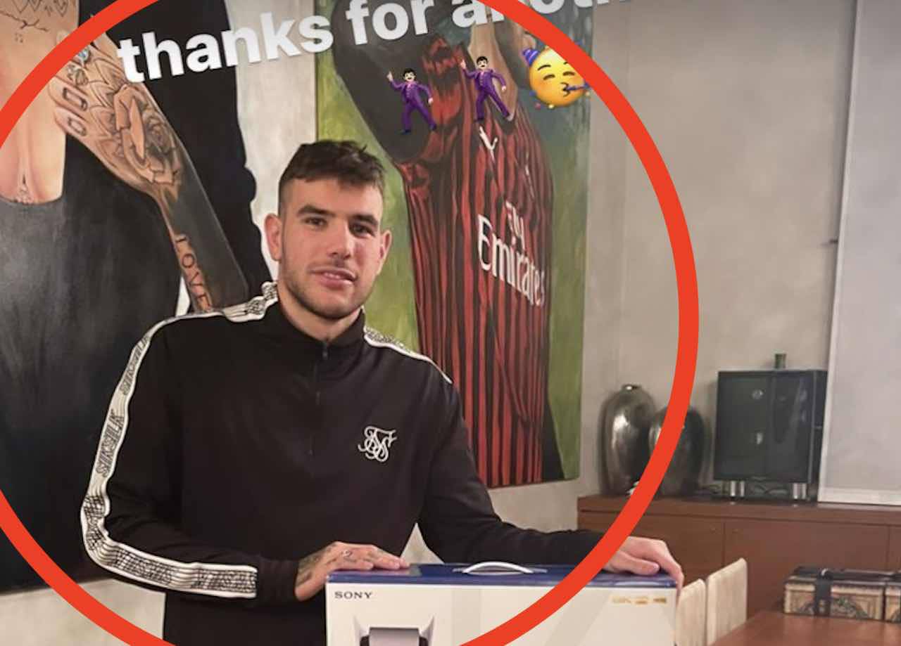 Theo Hernandez Foto Con La Ps Ma I Tifosi Guardano Altrove