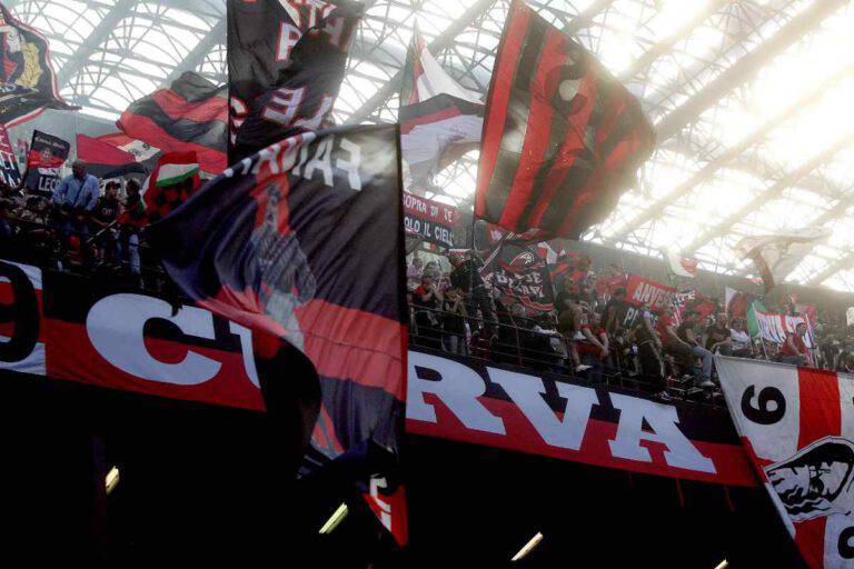 Milan La Curva Sud Protesta Cagliari Calcio Vergogna Le Accuse