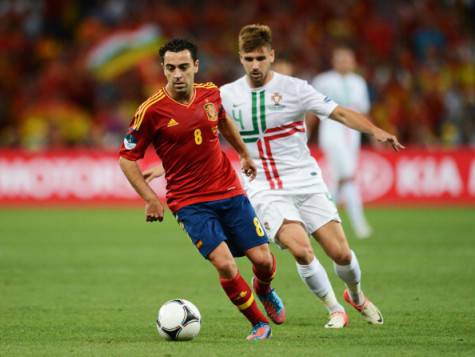 Miguel Veloso contrasta Xavi (Getty Images)