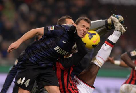 Hugo Campagnaro nel derby col Milan