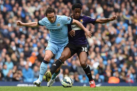 Manchester City's English midfielder Frank Lampard (L) battles with West Ham United's Cameroonian midfielder Alex Song (R) during the English Premier League football match between Manchester City and West Ham United at the Etihad Stadium in Manchester, north west England on April 19, 2015. AFP PHOTO / PAUL ELLIS RESTRICTED TO EDITORIAL USE. No use with unauthorized audio, video, data, fixture lists, club/league logos or live services. Online in-match use limited to 45 images, no video emulation. No use in betting, games or single club/league/player publications.        (Photo credit should read PAUL ELLIS/AFP/Getty Images)