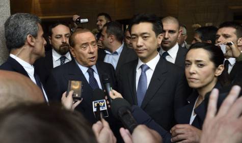 Silvio Berlusconi e Mister Bee Taechaubol (foto dal web)