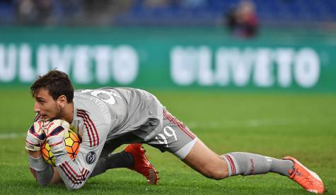 ROME, ITALY - NOVEMBER 01: Gianluigi Donnarumma of AC Milan in action during the Serie A match between SS Lazio and AC Milan at Stadio Olimpico on November 1, 2015 in Rome, Italy. (Photo by Giuseppe Bellini/Getty Images)