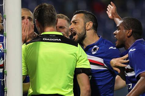 L'arbitro Valeri e le proteste Samp (©getty images)