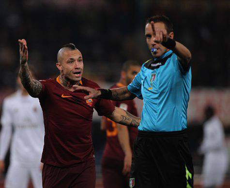 Radja Nainggolan e l'arbitro Paolo Mazzoleni (©getty images)