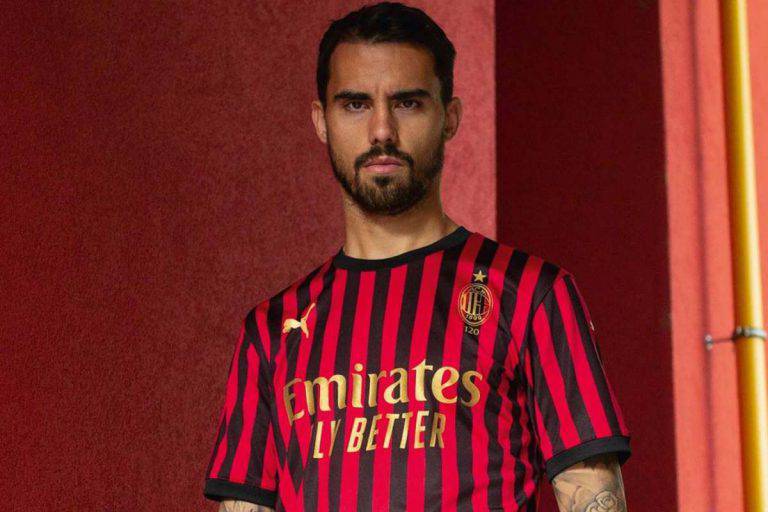 Milan Ufficiale La Maglia Celebrativa Per I 120 Anni Foto