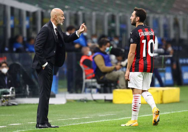 Stefano Pioli e Hakan Calhanoglu 