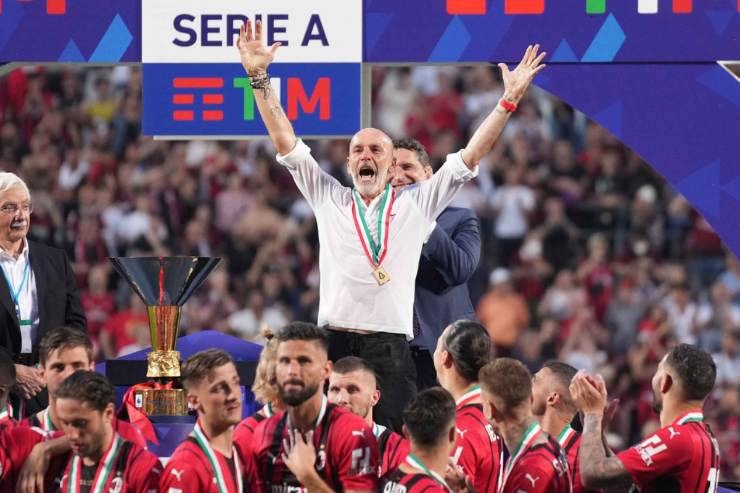 Stefano Pioli, il club premia il tecnico