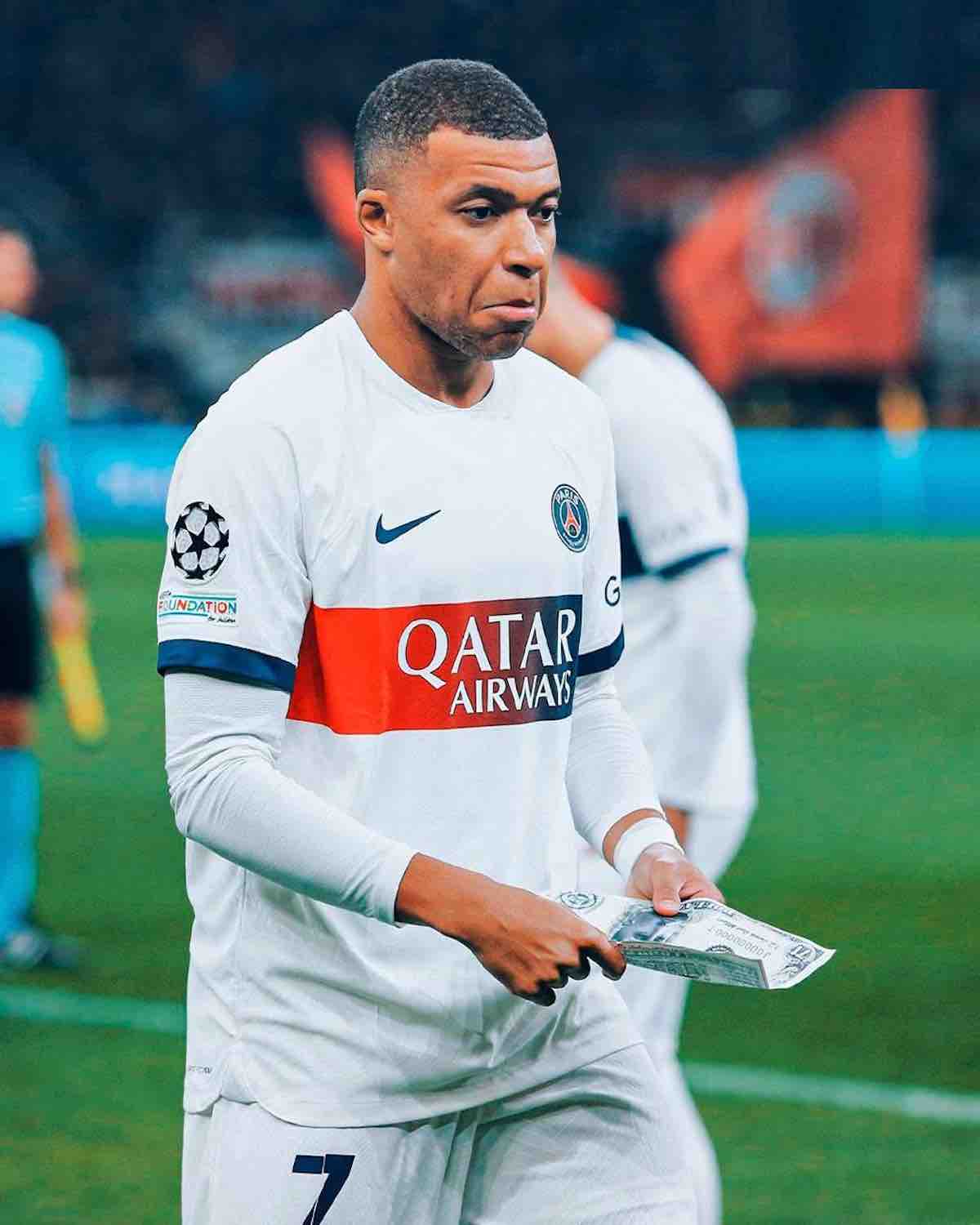 Mbappe raccoglie banconote Donnarumma