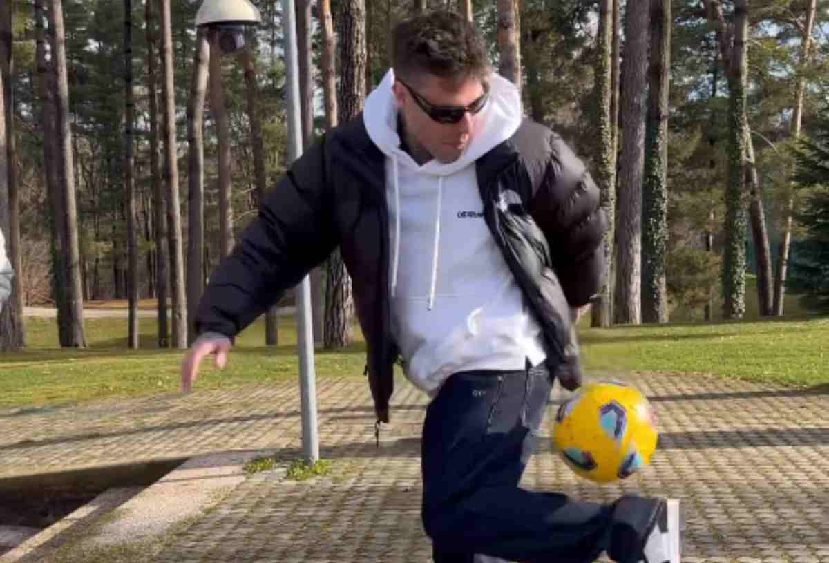 Fedez a Milanello palleggia davanti a Ibra