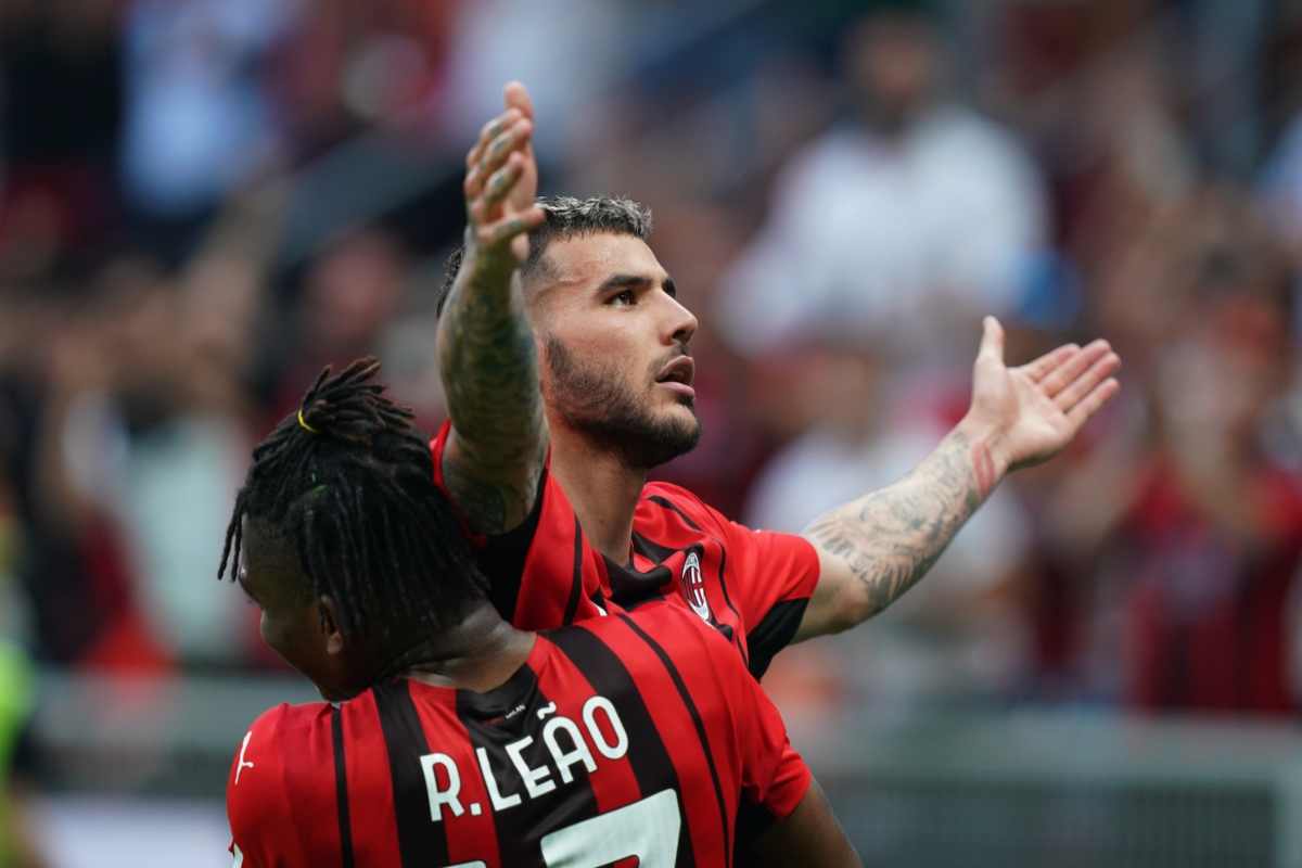 Theo Hernandez accostato a Maldini