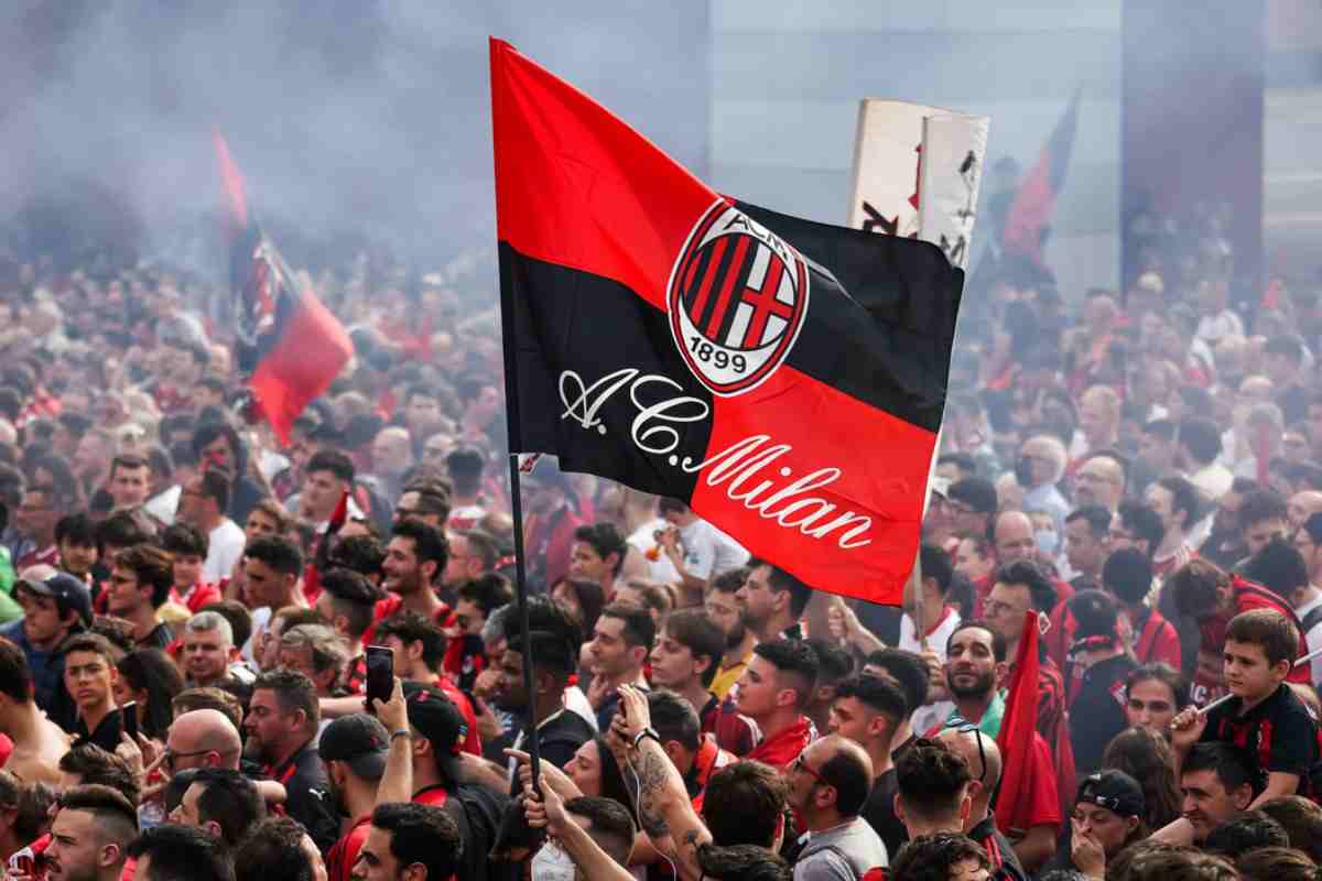 Tifosi rossoneri in visibilio dopo la foto, diventata ben presto virale