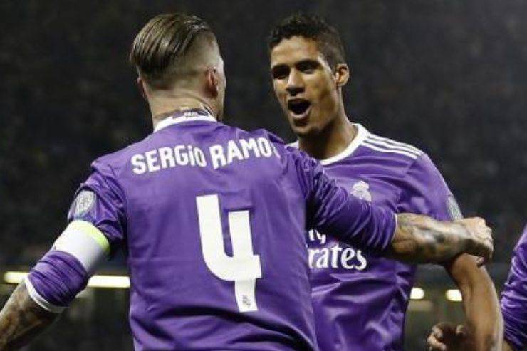 Sergio Ramos saluta Varane 