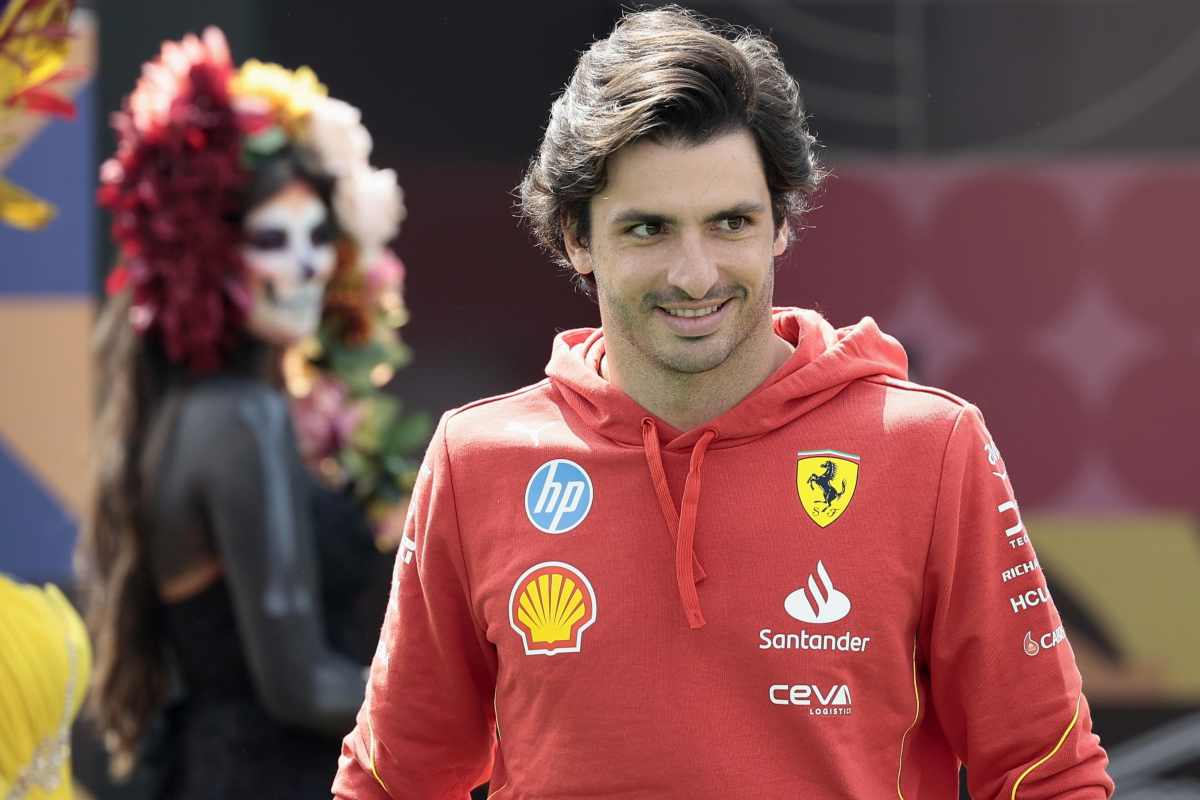 Carlos Sainz nel paddock in Messico