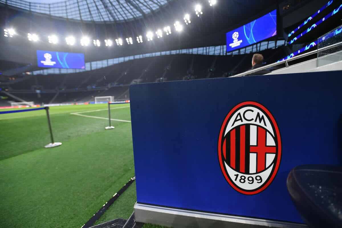 Logo Milan allo stadio del Tottenham