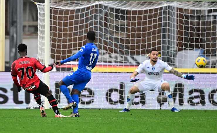 Chaka Traoré calcia in porta in Milan-Empoli