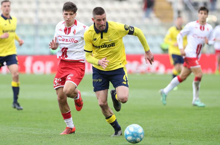 Antonio Pergreffi in campo con la fascia da capitano del Modena