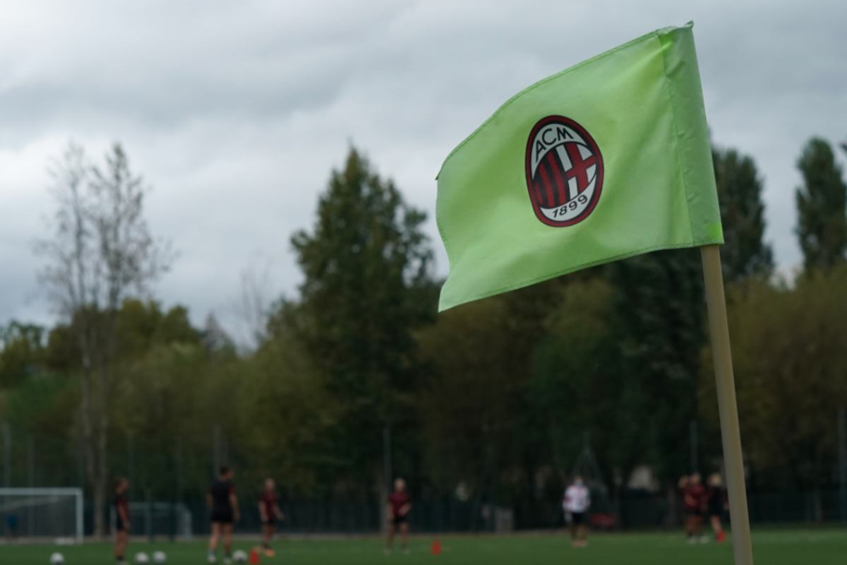 Bandierina nel centro sportivo di Milanello