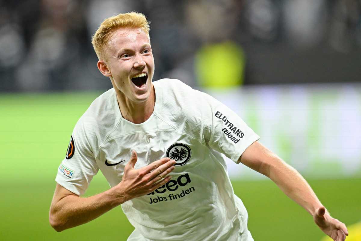 Hugo Larsson centrocampista dell'Eintracht Francoforte