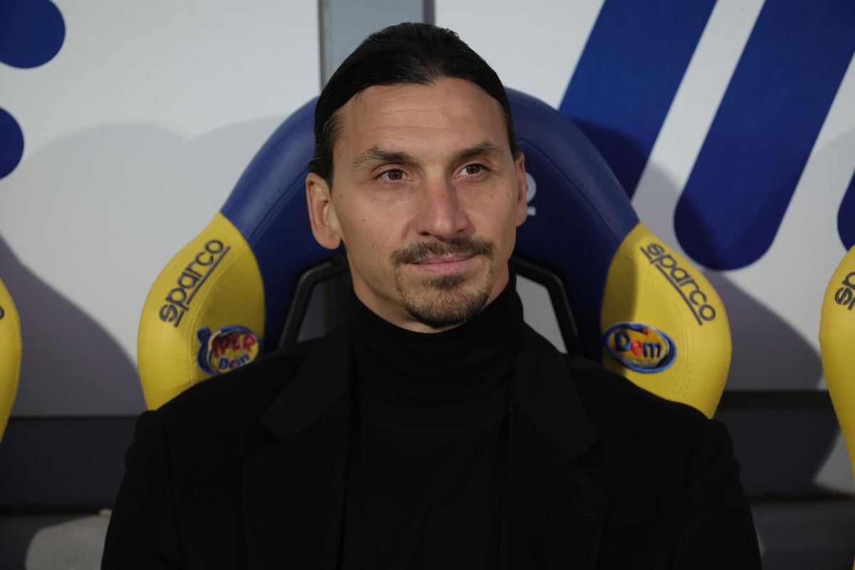 Zlatan Ibrahimovic osserva