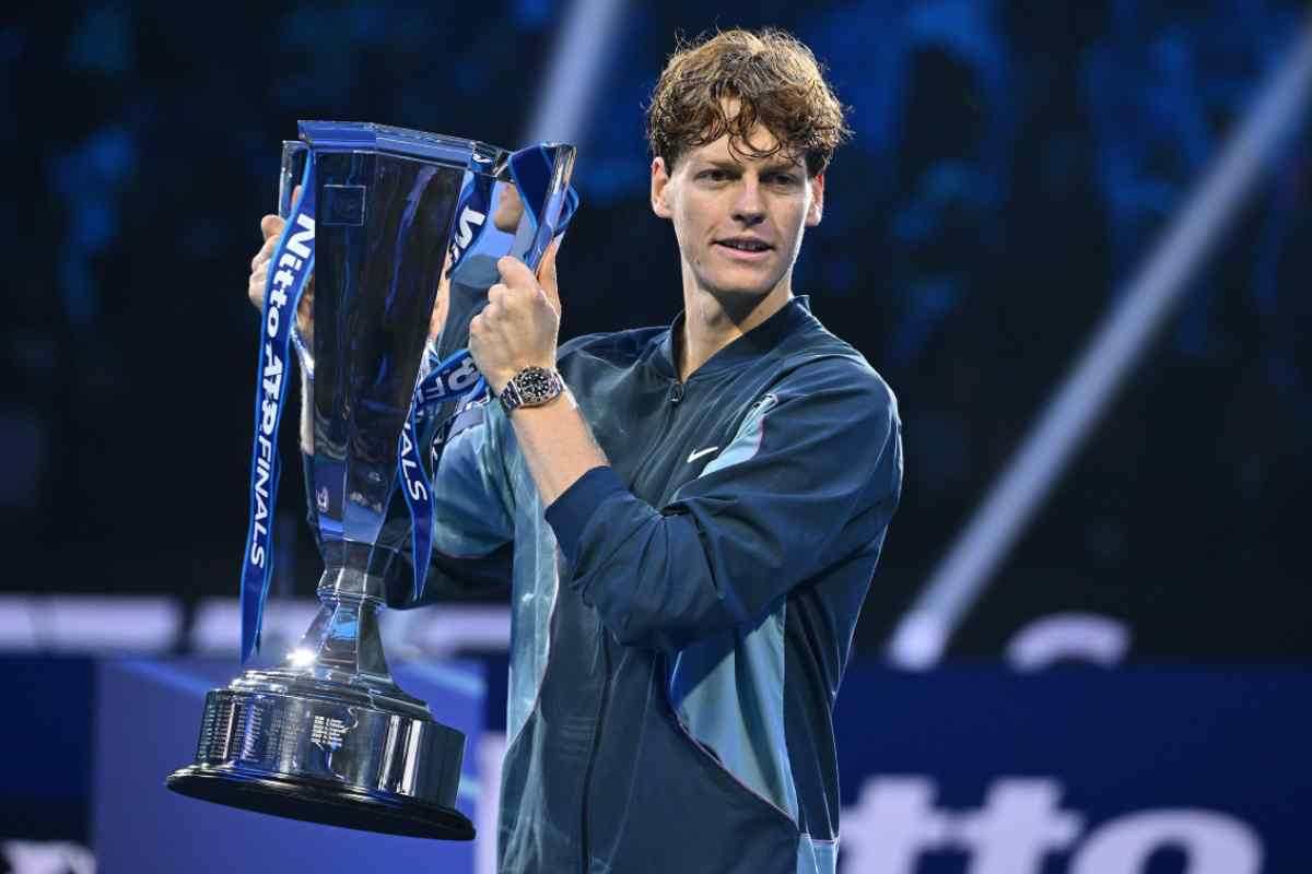 Jannik Sinner alza il trofeo a Torino