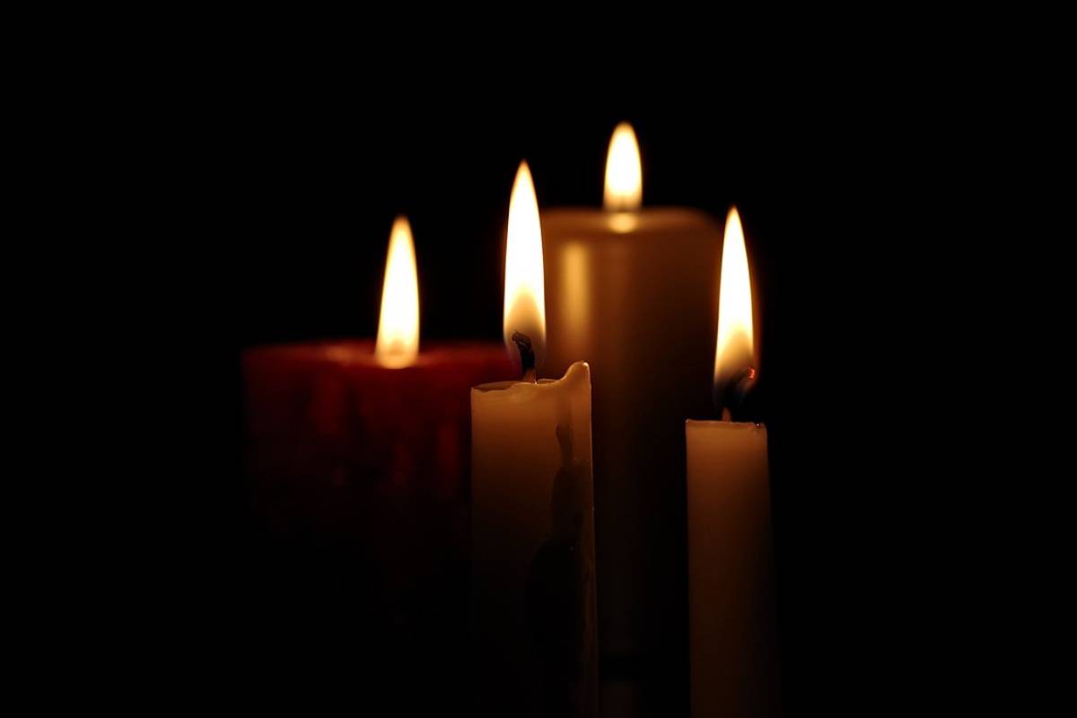 Candele accese nell'oscurità