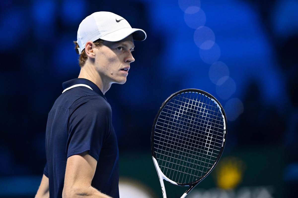 Sguardo concentrato di Sinner durante una sfida delle ATP Finals