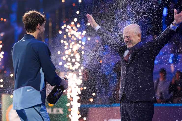 Sinner e Binaghi festeggiano la vittoria della Coppa Davis 