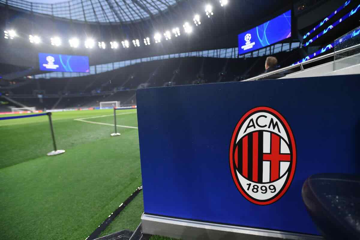 Logo del Milan nello stadio del Tottenham