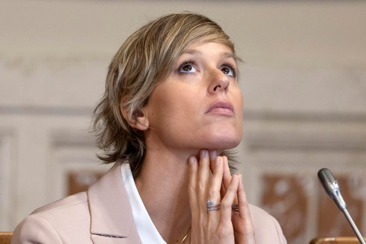 Federica Pellegrini guarda verso l'alto