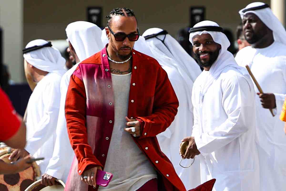 Lewis Hamilton nel paddock