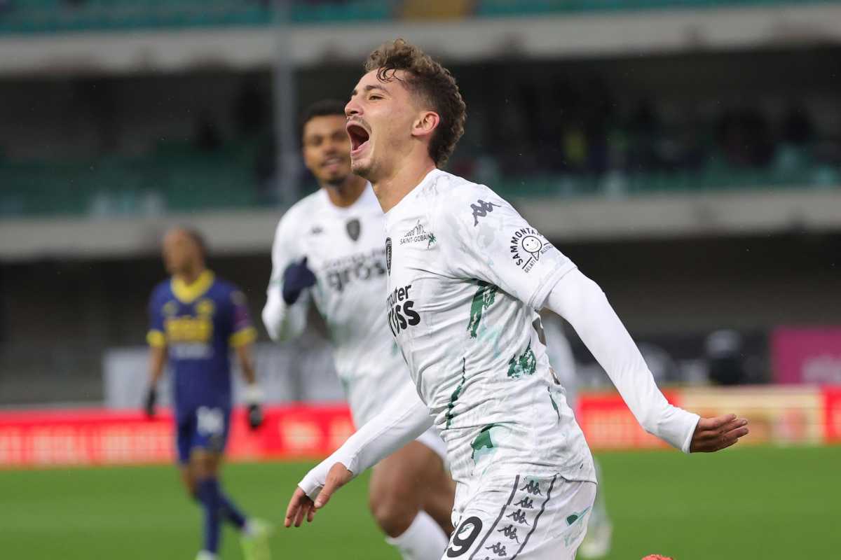 Sebastiano Esposito segna all'Hellas Verona