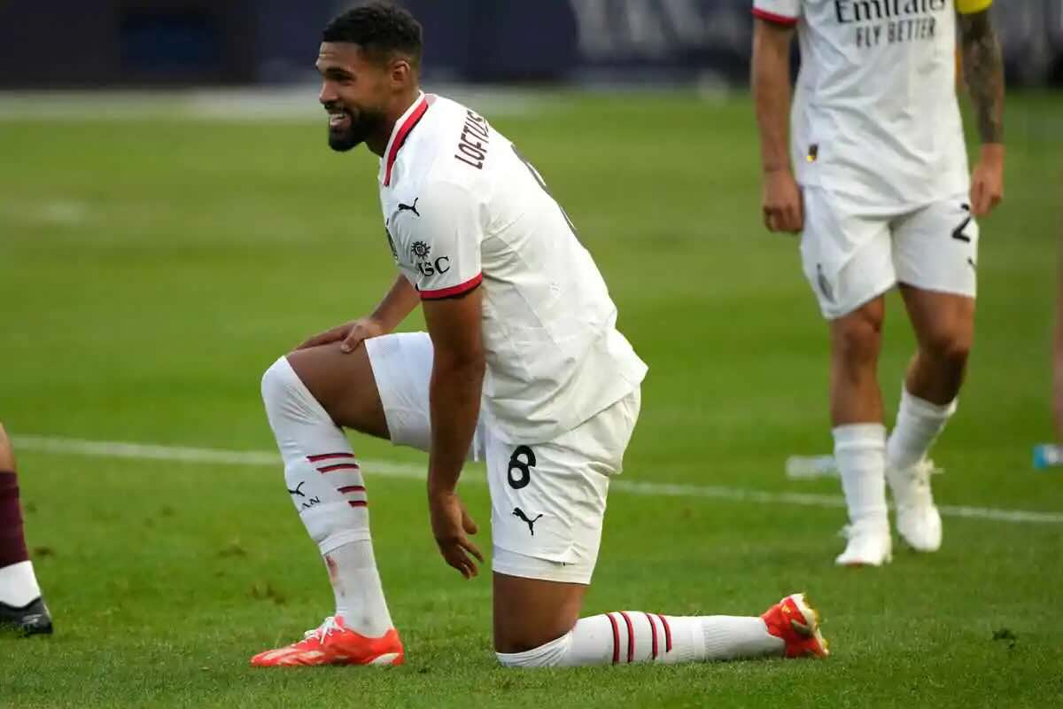 loftus cheek centrocampista del milan in campo