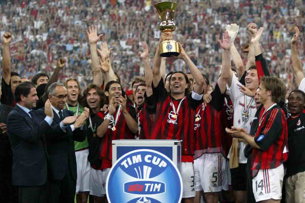 maldini alza al cielo la coppa italia