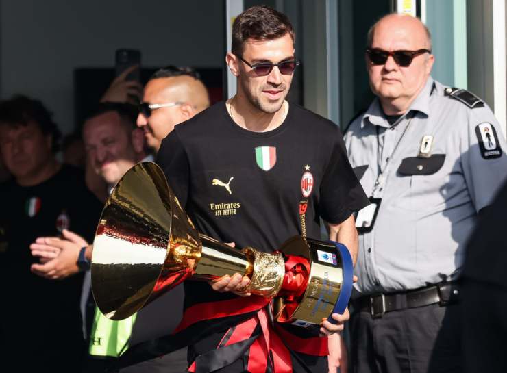 Alessio Romagnoli con la coppa dello Scudetto 2022 del Milan