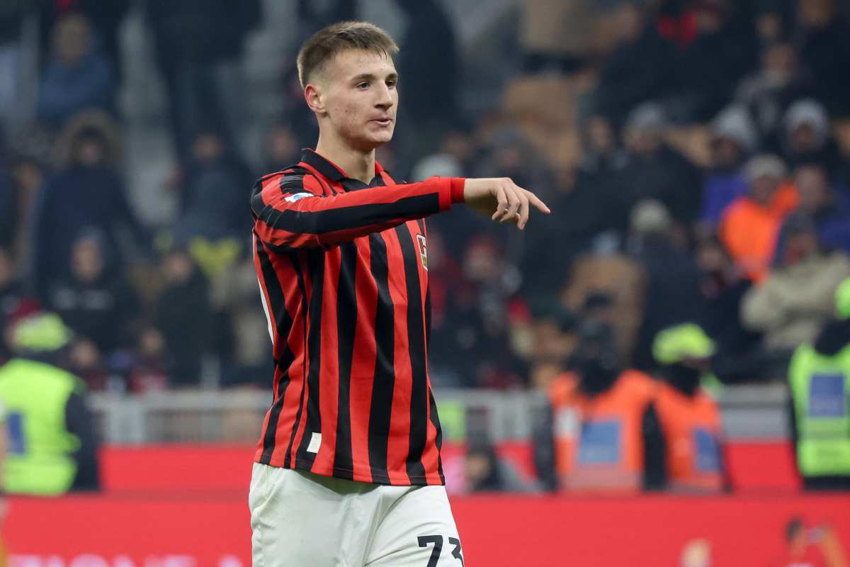 Francesco Camarda attaccante del Milan in campo a San Siro