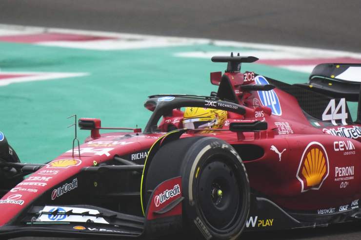 Lewis Hamilton pilota Ferrari che guida a Fiorano