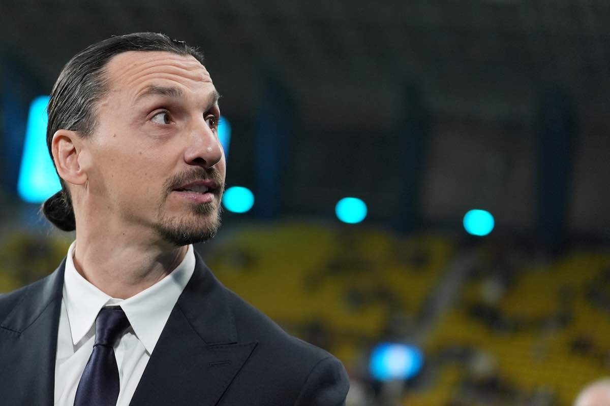 Ibrahimovic in campo prima del calcio d'inizio del match