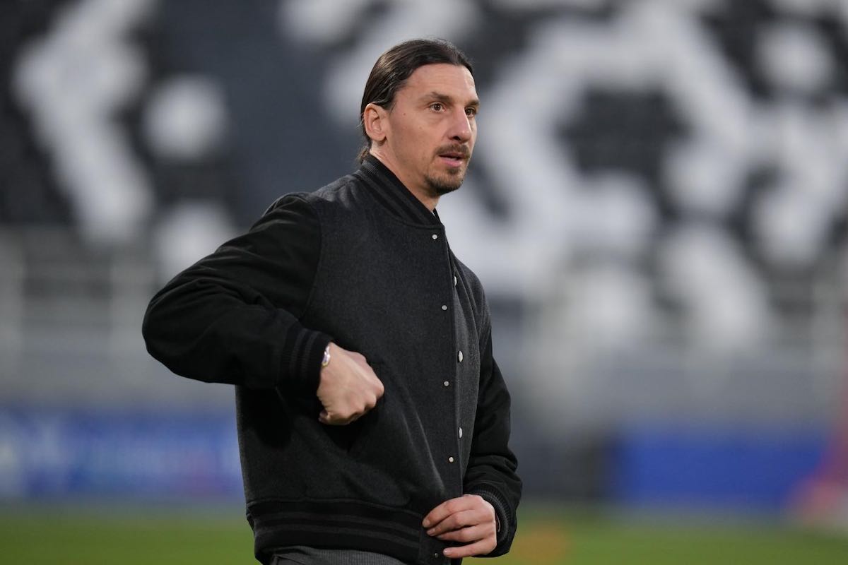 Ibrahimovic prima di un match del Milan sul terreno di gioco