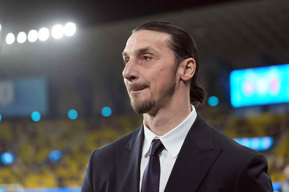 Ibrahimovic perplesso prima dell'inizio di una gara del Milan