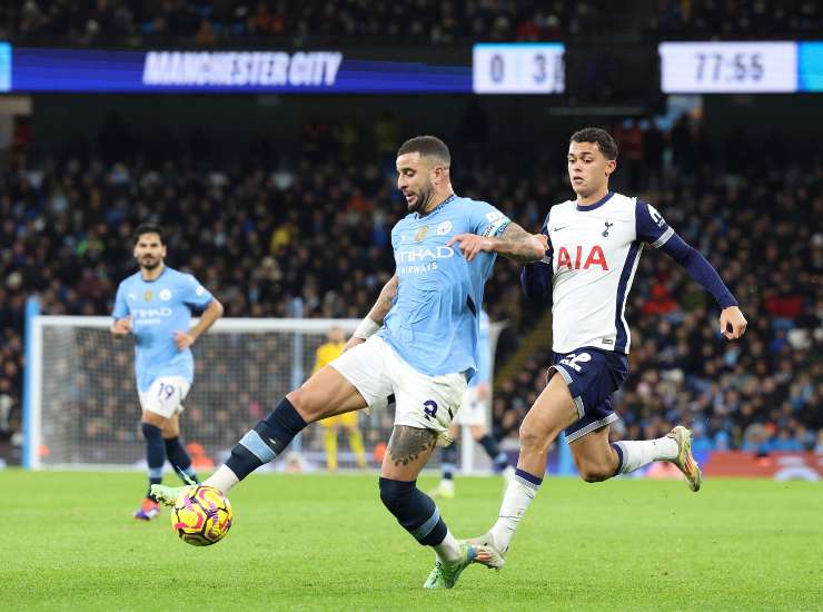 Kyle Walker in azione contro il Tottenham