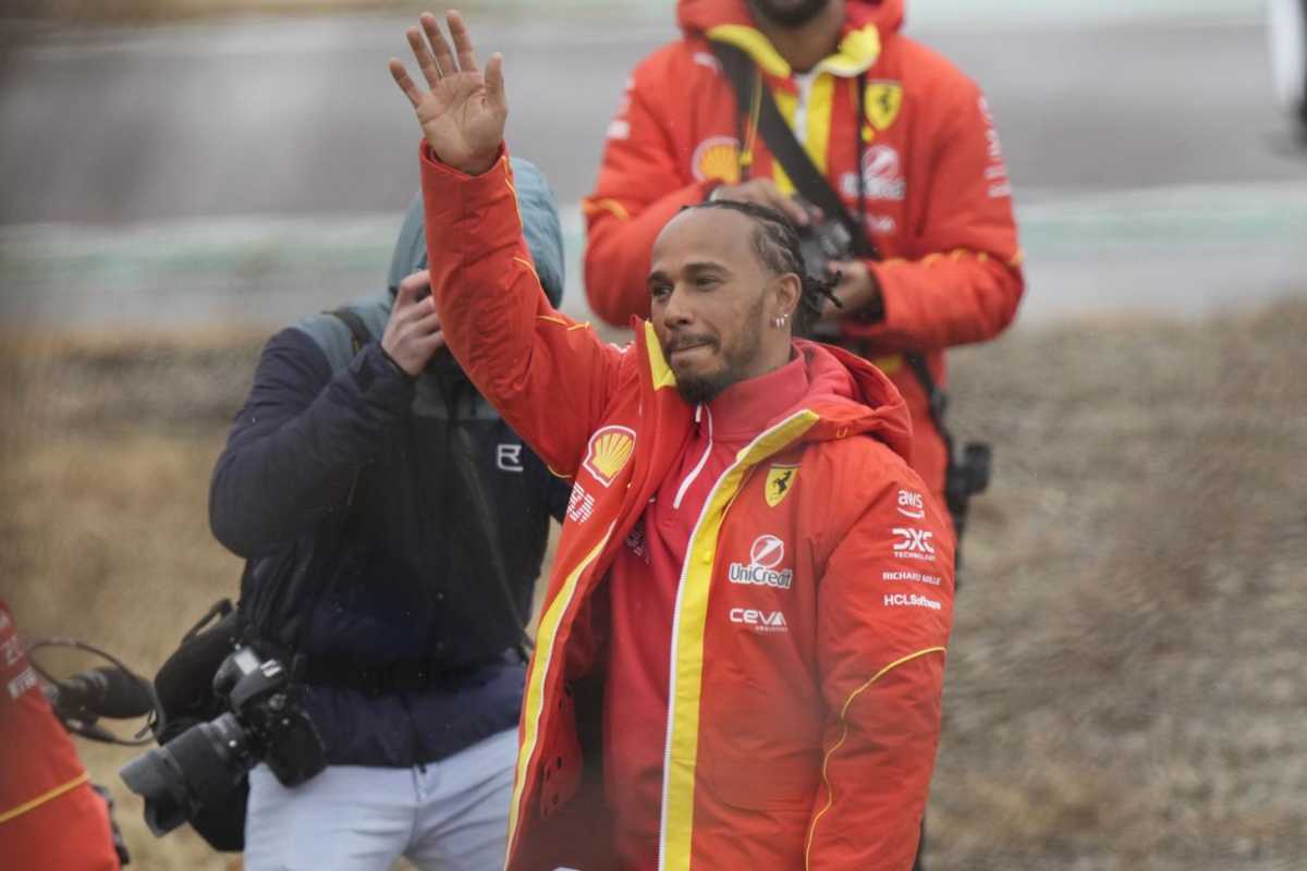 Lewis Hamilton pilota Ferrari F1 saluta i tifosi a Fiorano