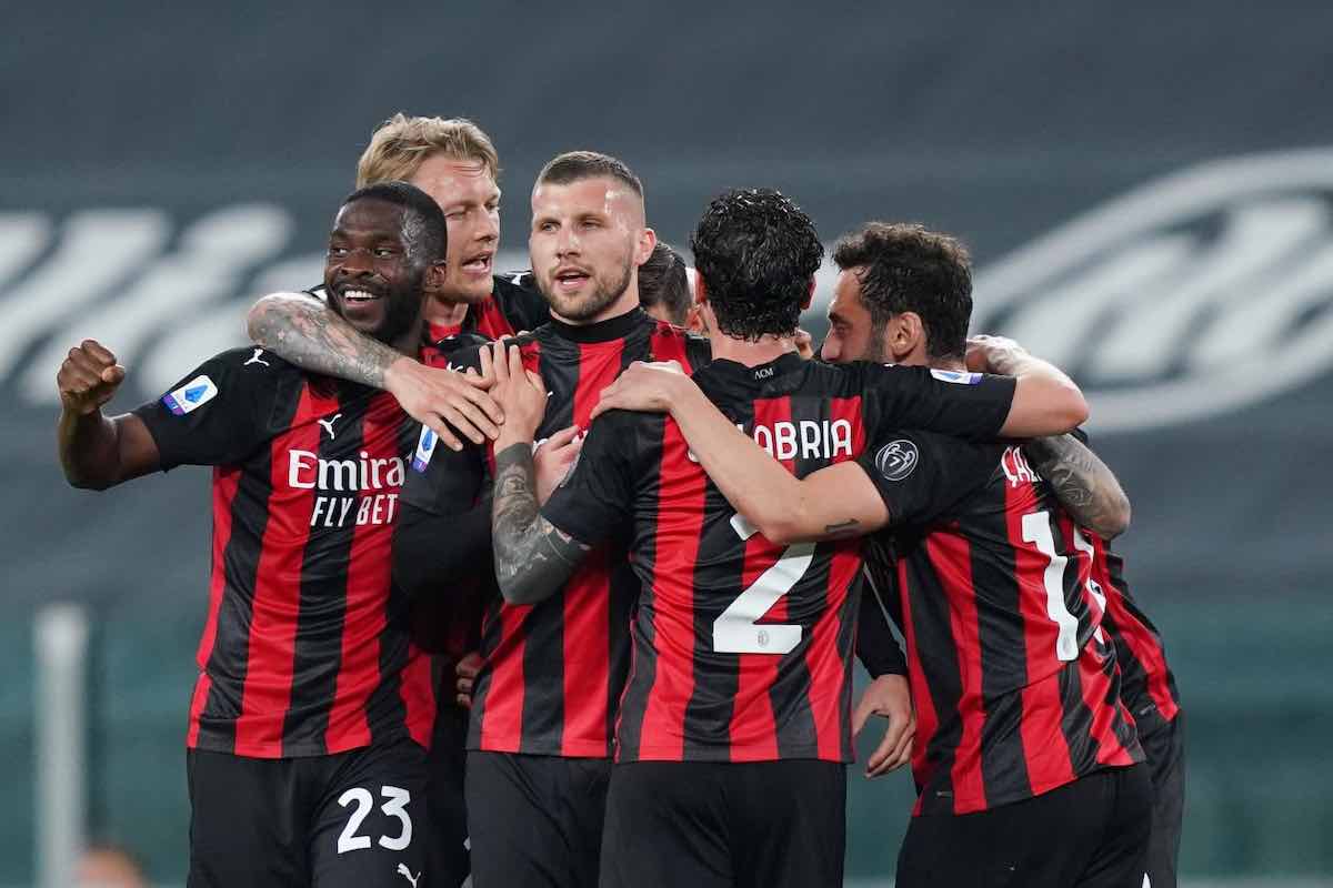 I giocatori del Milan festeggiano dopo un gol segnato