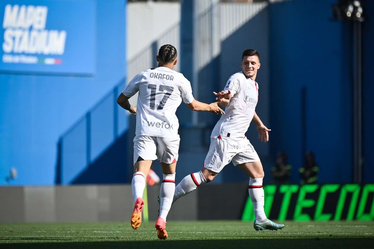 Okafor e Jovic festeggiano dopo un gol al Sassuolo