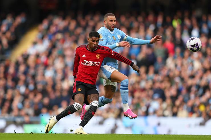 Marcus Rashford e Kyle Walker in azione durante un derby di Manchester