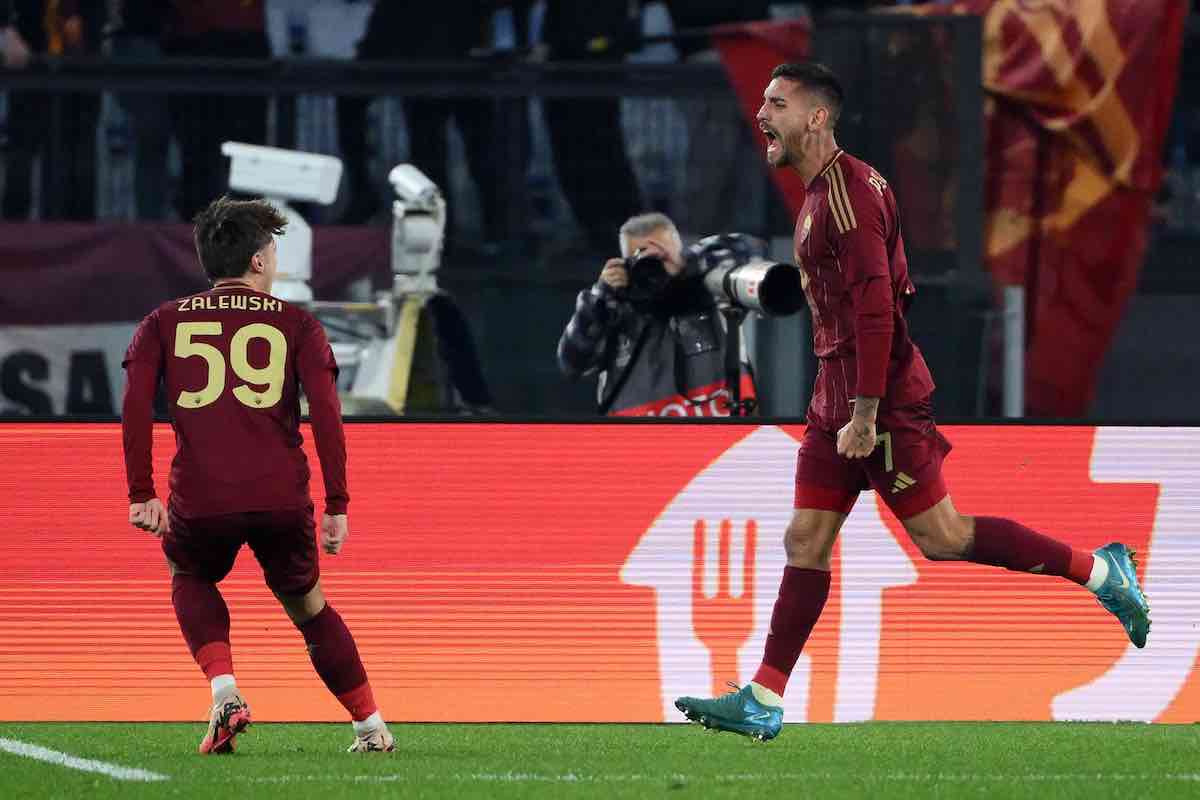 Lorenzo Pellegrini esulta con la maglia della Roma