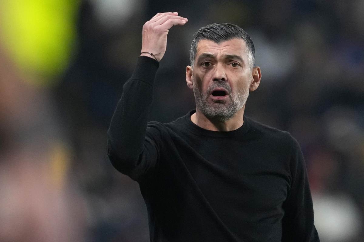 Sergio Conceicao allenatore del Milan che si lamenta durante una partita