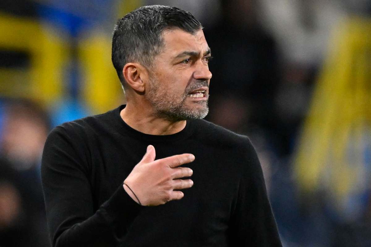 Sergio Conceicao allenatore del Milan che dà indicazioni ai giocatori