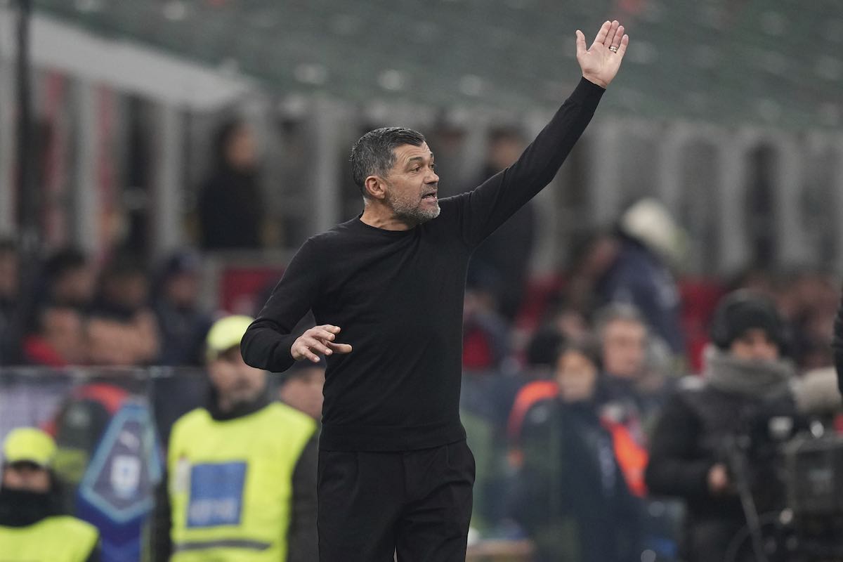 Sergio Conceicao allenatore del Milan guarda il campo dalla panchina