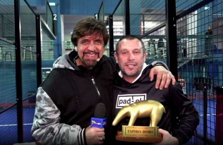 Antonio Cassano che riceve il Tapiro d'Oro di Valerio Staffelli di Striscia la Notizia